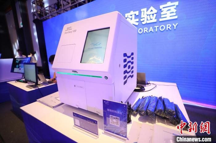 圖為發(fā)布會(huì)上展示的科技產(chǎn)品。　雷鍵 攝