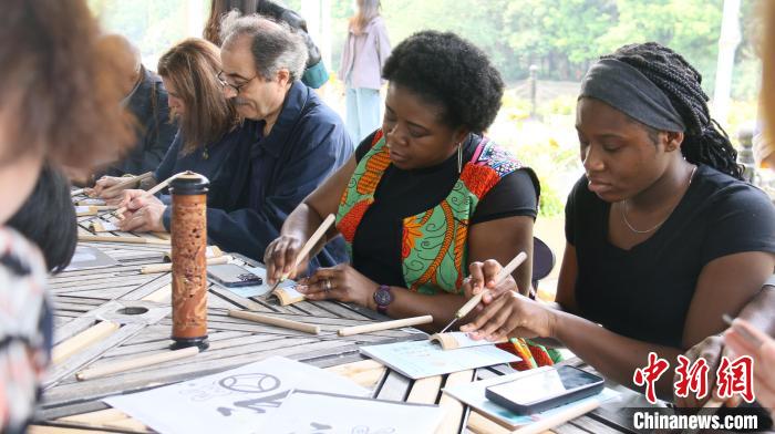 外交官們體驗(yàn)嘉定竹刻。　華東師范大學(xué)供圖