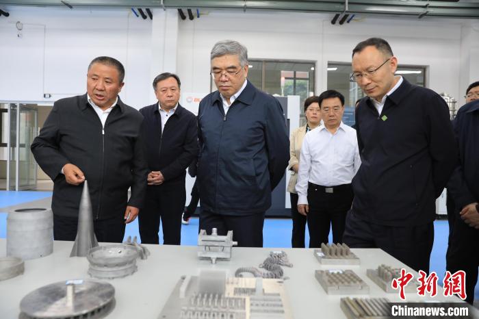 民進中央常務副主席朱永新率調研組赴四川開展重點考察調研。圖為在四川工程職業(yè)技術學院考察調研?！∶襁M中央供圖