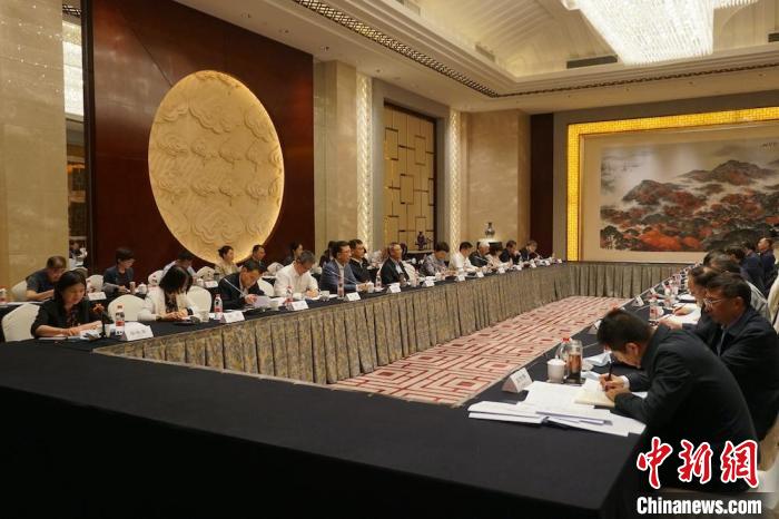 民進中央主席蔡達峰近日率調研組赴江蘇開展重點考察調研。圖為在調研座談會現(xiàn)場?！∶襁M中央供圖