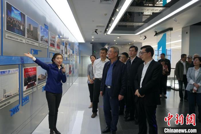 民進中央主席蔡達峰近日率調研組赴江蘇開展重點考察調研。圖為在江陰實地考察雙良集團有限公司?！O權 攝