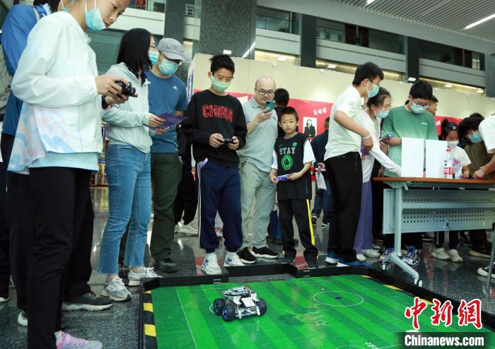 中科院計算所“神計妙算”公眾科學(xué)日活動現(xiàn)場。　中科院計算所 供圖