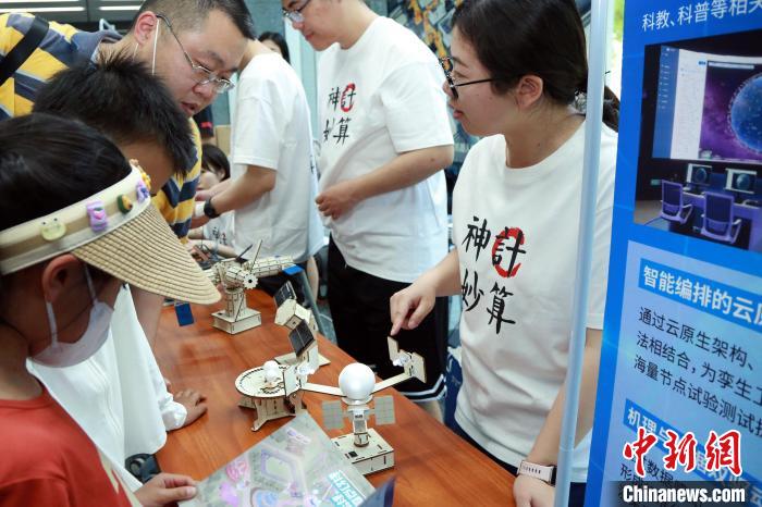 中科院計算所“神計妙算”公眾科學(xué)日活動現(xiàn)場?！≈锌圃河嬎闼?供圖
