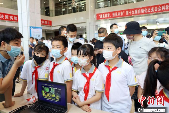 中科院自動化所“自動化之光”公眾科學(xué)日活動現(xiàn)場。　中科院自動化所 供圖