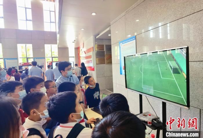 中科院自動化所“自動化之光”公眾科學(xué)日活動現(xiàn)場?！≈锌圃鹤詣踊?供圖