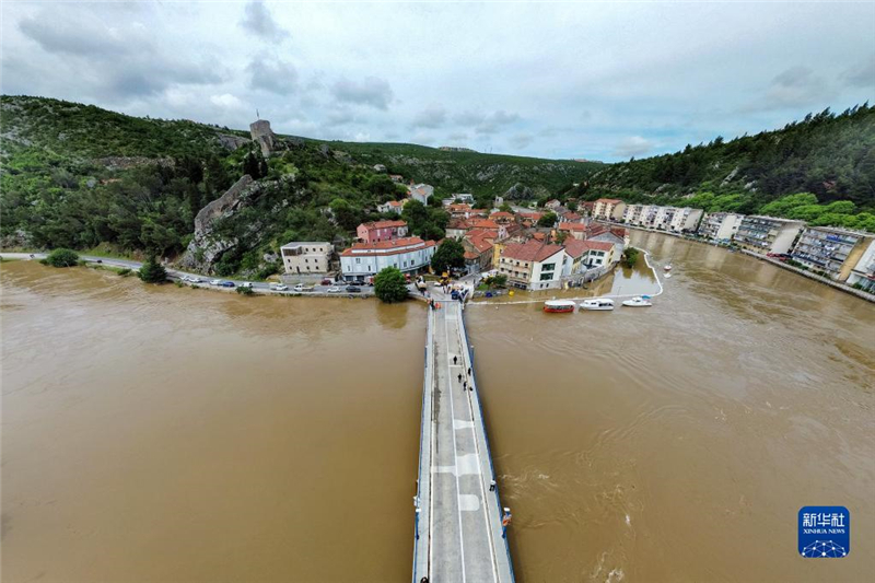 這是5月15日在克羅地亞奧布羅瓦茨拍攝的雨后水位暴漲的茲爾馬尼亞河。新華社發(fā)（Pixsell圖片社/西梅·澤利克攝）