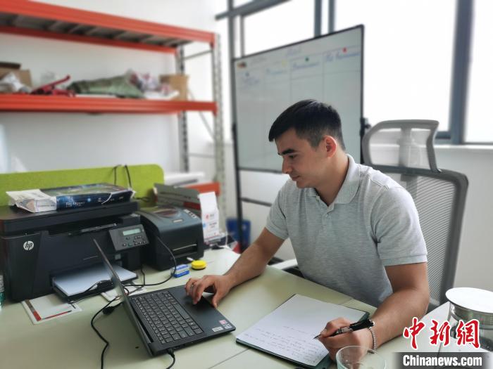 李浩宇正在辦公。　黨田野 攝