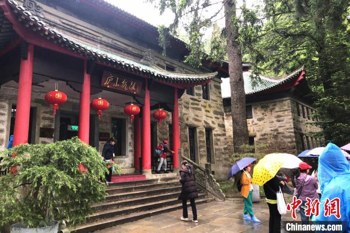 圖為在廬山抗戰(zhàn)博物館外，有不少等待參觀的游客?！蛆i泉 攝