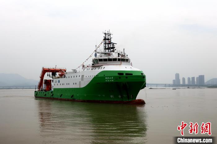 圖為“探索二號(hào)”科考船?！堑ぜt 攝