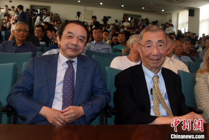 高能論壇開始前，丁肇中先生(右)與主持論壇的中科院高能所所長王貽芳院士合影。　<a target='_blank' href='/'><p  align=