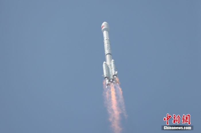 5月17日10時49分，我國在西昌衛(wèi)星發(fā)射中心用長征三號乙運載火箭，成功發(fā)射第五十六顆北斗導航衛(wèi)星。該衛(wèi)星屬地球靜止軌道衛(wèi)星，是我國北斗三號工程的首顆備份衛(wèi)星。入軌并完成在軌測試后，將接入北斗衛(wèi)星導航系統(tǒng)。此次發(fā)射是北斗三號工程高密度組網之后，時隔3年的首發(fā)任務。朱磊 攝