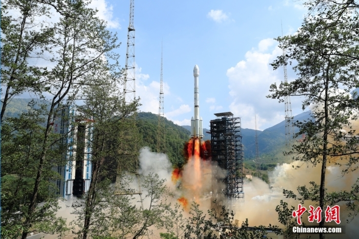 5月17日10時49分，我國在西昌衛(wèi)星發(fā)射中心用長征三號乙運載火箭，成功發(fā)射第五十六顆北斗導航衛(wèi)星。該衛(wèi)星屬地球靜止軌道衛(wèi)星，是我國北斗三號工程的首顆備份衛(wèi)星。入軌并完成在軌測試后，將接入北斗衛(wèi)星導航系統(tǒng)。此次發(fā)射是北斗三號工程高密度組網之后，時隔3年的首發(fā)任務。楊志遠 攝