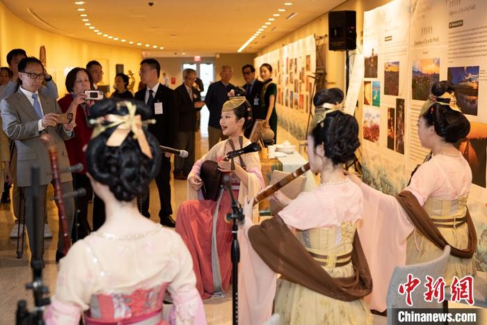 當(dāng)?shù)貢r間5月19日，中國常駐聯(lián)合國代表團(tuán)、中國文化和旅游部、泉州市人民政府在紐約聯(lián)合國總部聯(lián)合舉辦“茶和天下·雅集”主題展覽和招待會。圖為展覽現(xiàn)場泉州南音表演。 <a target='_blank' href='/' _fcksavedurl='/'><p  align=