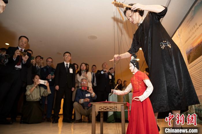 當(dāng)?shù)貢r間5月19日，中國常駐聯(lián)合國代表團(tuán)、中國文化和旅游部、泉州市人民政府在紐約聯(lián)合國總部聯(lián)合舉辦“茶和天下·雅集”主題展覽和招待會。圖為展覽表演泉州提線木偶寫書法。 <a target='_blank' href='/' _fcksavedurl='/'><p  align=
