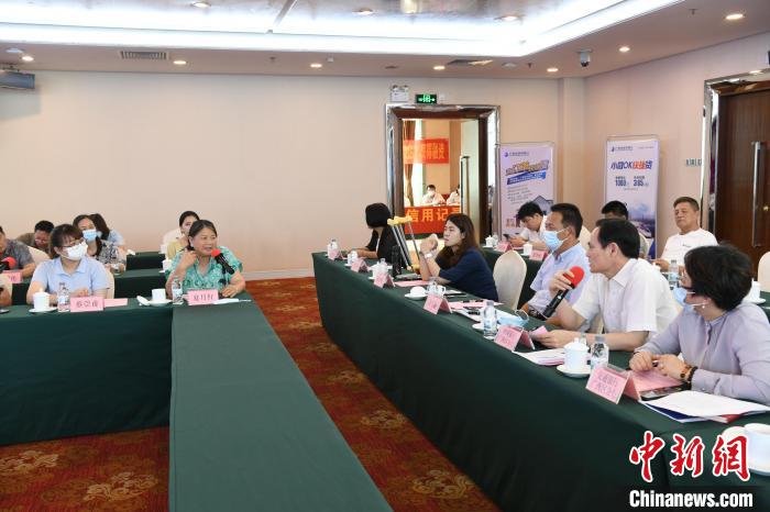 圖為中國(guó)銀行廣西分行代表在回應(yīng)桂林歸義生態(tài)農(nóng)業(yè)有限公司總經(jīng)理夏月紅的貸款需求?！∈Y雪林 攝