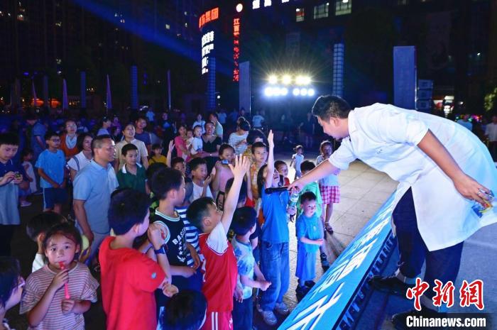 2023年鷹潭市“好奇心”科普節(jié)吸引了不少孩子踴躍參與。　主辦方 供圖