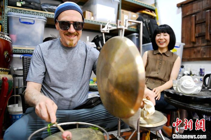 代表團(tuán)成員在漳州木偶表演館開展文化藝術(shù)交流活動(dòng)?！埥鸫?攝