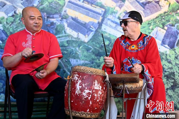 代表團(tuán)成員在漳州市南靖縣與當(dāng)?shù)孛耖g樂隊(duì)臨時(shí)組隊(duì)?！埥鸫?攝