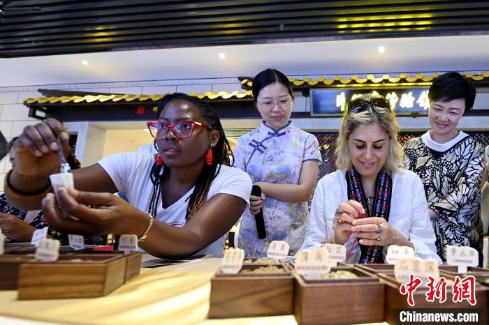 代表團(tuán)成員在片仔癀博物館內(nèi)制作中藥配方香囊?！埥鸫?攝