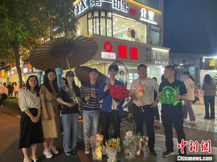 在東陽橫店，宣講團導師、成員與橫店演員(右三)合影?！?東陽市融媒體中心 供圖