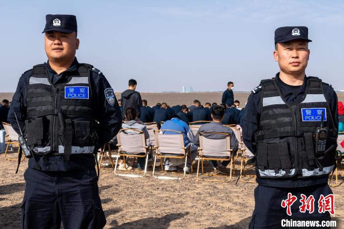 圖為承擔神舟十六號載人飛船安保任務的移民管理警察?！∨ｖ?攝