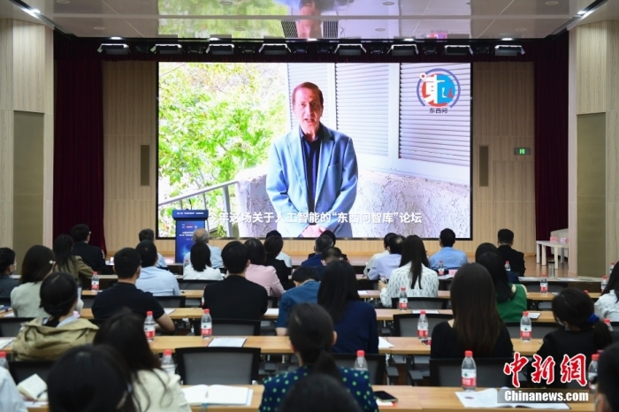 5月30日，<a target='_blank' href='/'>中新社</a>第二屆“東西問(wèn)智庫(kù)”主題論壇在北京舉行，多位中外專(zhuān)家圍繞“AI革命與文明進(jìn)化”展開(kāi)討論。圖為美國(guó)加州理工學(xué)院電氣工程和計(jì)算機(jī)科學(xué)教授、人工智能專(zhuān)家亞瑟·阿布-穆斯塔法通過(guò)視頻在論壇上作主旨演講。<a target='_blank' href='/'>中新社</a>記者 田雨昊 攝