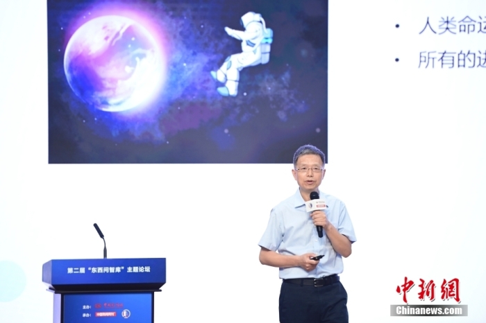 5月30日，<a target='_blank' href='/'>中新社</a>第二屆“東西問(wèn)智庫(kù)”主題論壇在北京舉行，多位中外專(zhuān)家圍繞“AI革命與文明進(jìn)化”展開(kāi)討論。圖為北京大學(xué)新聞與傳播學(xué)院教授胡泳在論壇上作主旨演講。<a target='_blank' href='/'>中新社</a>記者 田雨昊 攝