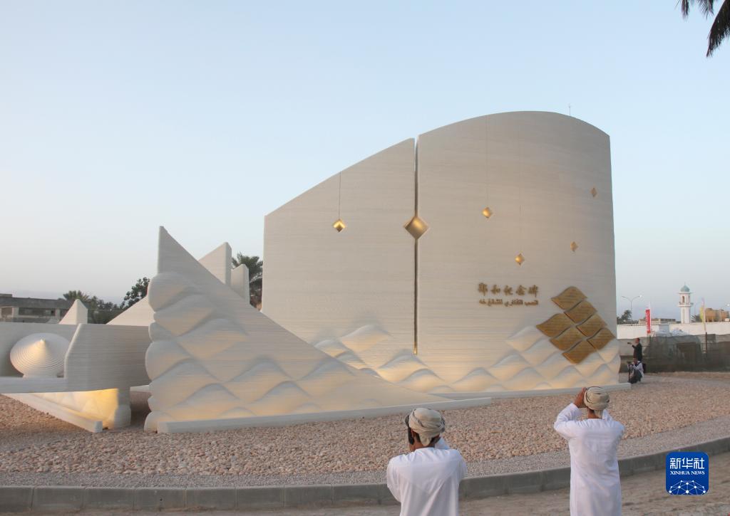 這是5月30日在阿曼第二大城市塞拉萊拍攝的鄭和碑。新華社記者 汪強(qiáng) 攝