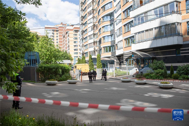 5月30日，警察在俄羅斯首都莫斯科的樓房遭襲現(xiàn)場(chǎng)警戒。新華社記者白雪騏攝