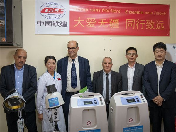 中國鐵建阿爾及利亞公司向當?shù)蒯t(yī)院捐贈醫(yī)療物資。鐵建國際供圖