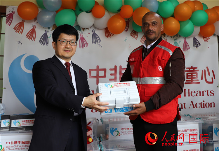 李健大使向孤兒院負責人移交捐贈物資。人民網(wǎng)記者 王傳寶攝