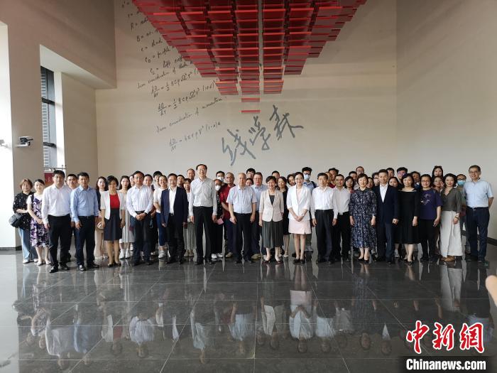 上海僑界人士參觀上海交通大學(xué)錢學(xué)森圖書館?！》队畋?攝