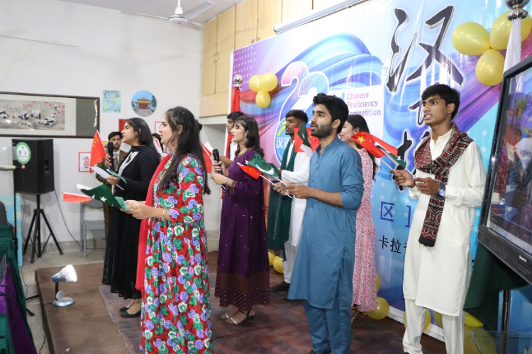 “漢語(yǔ)橋”世界大學(xué)生中文比賽卡拉奇賽區(qū)決賽現(xiàn)場(chǎng)，參賽選手共同演唱中文歌曲?？ɡ娲髮W(xué)孔子學(xué)院供圖