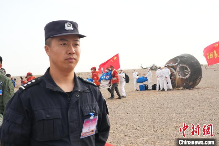 圖為阿拉善邊境管理支隊(duì)民警在著陸場(chǎng)開展安保工作。　張杰 攝