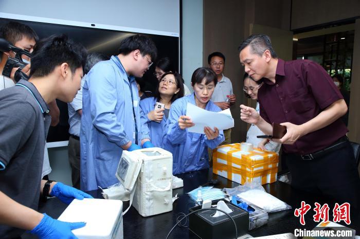 科研人員清點、查看隨神舟十五號返回地面的空間科學(xué)實驗樣品?！≈锌圃嚎臻g應(yīng)用中心 供圖