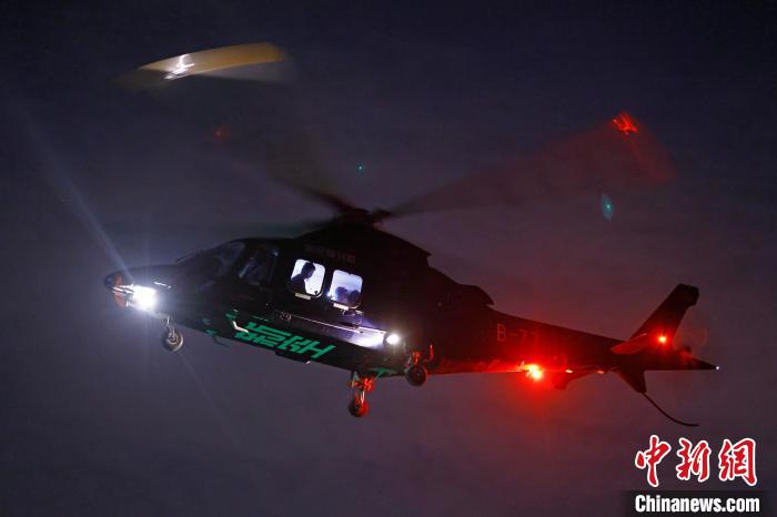 6月3日晚，游客乘坐上海新空直升機(jī)有限公司直升機(jī)開啟鳥瞰黃浦江空中圓夢(mèng)之旅?！∫罅⑶?攝