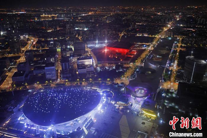 6月3日晚，鳥瞰上海黃浦江兩岸城市夜景?！∫罅⑶?攝