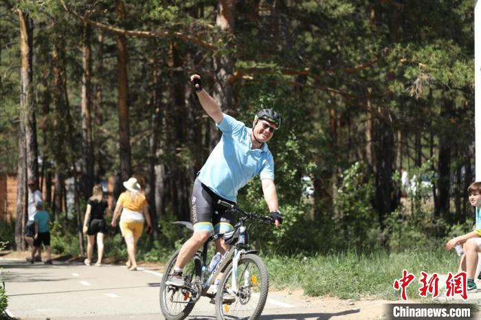 當(dāng)?shù)貢r(shí)間4日，哈外交部副部長(zhǎng)羅曼·瓦西連科在騎行活動(dòng)中。　亞信秘書處供圖