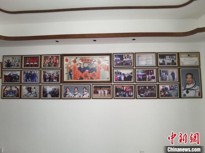 家中的照片墻上，新增了費(fèi)俊龍此次飛天的照片?！＄娚?攝