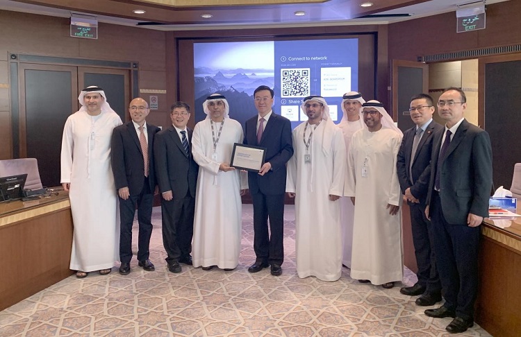 圖為阿布扎比陸上石油公司代表向中企頒發(fā)6600萬安全工時(shí)證書。中國石油工程建設(shè)有限公司供圖