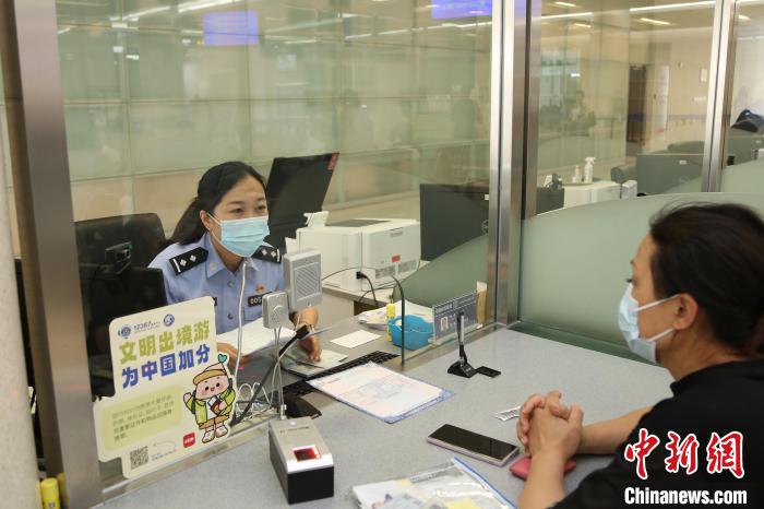 2023年1月9日至5月31日，上海市公安出入境管理部門共受理中國(guó)公民出入境證件228.5萬(wàn)證次?！∩虾Ｊ泄簿止﹫D