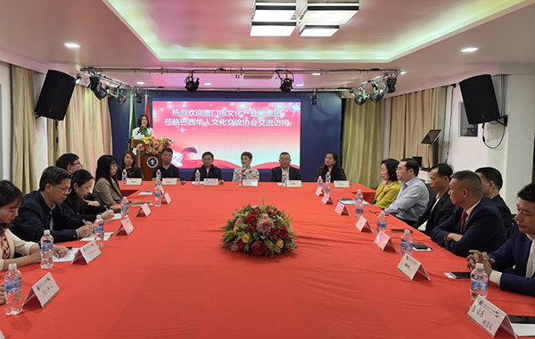 當(dāng)?shù)貢r間6月11日，由廈門市委常委、宣傳部部長吳子?xùn)|率領(lǐng)的廈門市文化產(chǎn)業(yè)代表團(tuán)來到巴西華人文化交流協(xié)會會館交流訪問，與里約熱內(nèi)盧僑界舉行座談。謝照攝