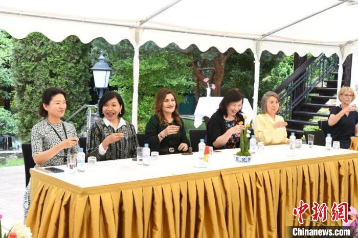 圖為嘉賓品味烏龍茶?！“亓种袊幕行墓﹫D。