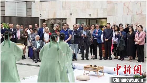 嘉賓觀看茶舞表演。　信陽(yáng)市委宣傳部供圖