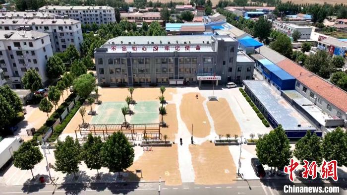 德州陵城區(qū)開放1297處鎮(zhèn)村公共場地，緩解農(nóng)民曬糧難題?！×瓿菂^(qū)委宣傳部供圖