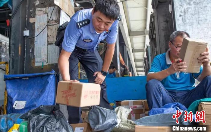 肥東縣公安局針對劇毒化學(xué)品和易制爆危險化學(xué)品生產(chǎn)企業(yè)開展安全檢查工作。　合肥警方供圖