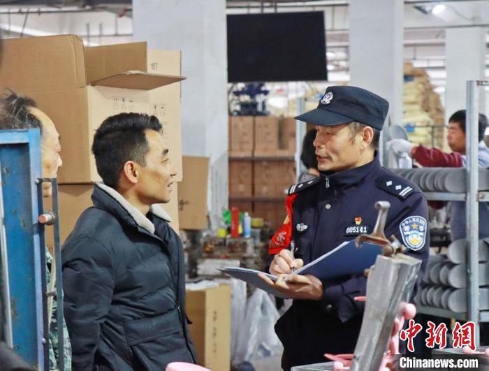 3月30日，大興派出所民警來到轄區(qū)中小企業(yè)，開展“為民為企為項目”走訪活動。　合肥警方供圖