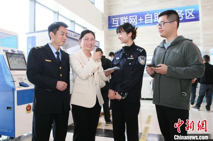 4月10日，安徽合肥，一家運輸企業(yè)負(fù)責(zé)人在工作人員的指導(dǎo)下，使用小程序辦理車管業(yè)務(wù)?！『戏示焦﹫D