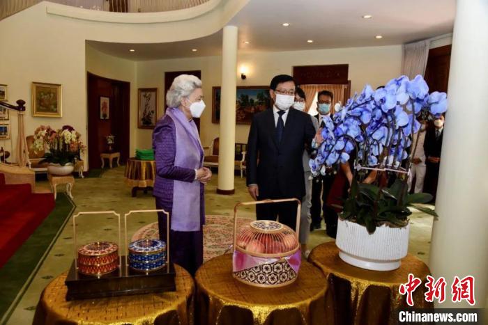 王文天大使介紹中國傳統(tǒng)工藝品及云南的蘭花和鮮果。　中國駐柬埔寨大使館微信公眾號 攝