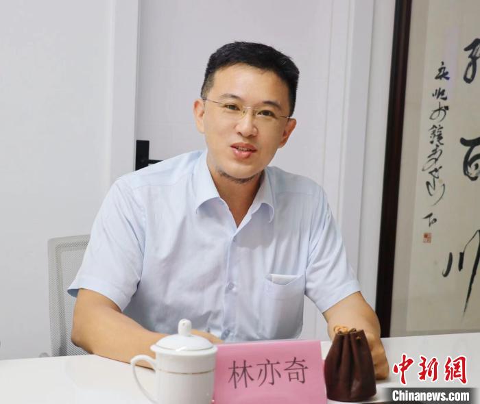 臺灣創(chuàng)新聯(lián)合建筑協(xié)會理事長林亦奇講述設(shè)立驛站愿景?！窃式?攝